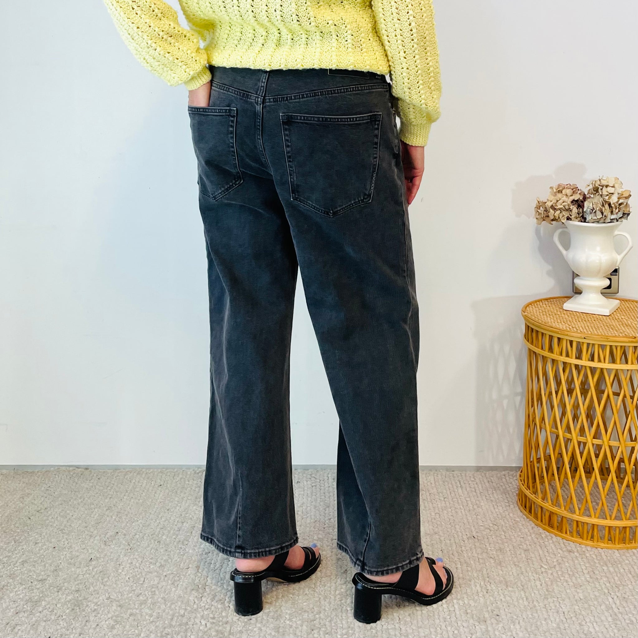 Straight Leg Mid-Rise Jeans (M-L)